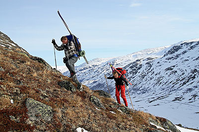 Sven och Heléne på väg uppför branten från Spiterstulen