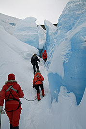 Bland Äventyrsisens sprickor (Svellnosbreen)