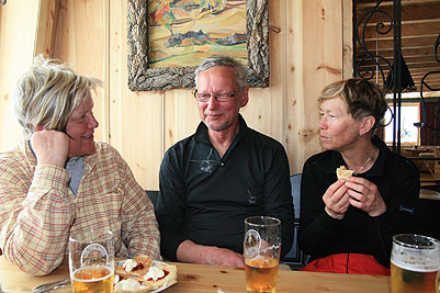 Våfflor med sylt och grädde i baren i Leirvassbu