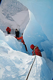 Bland Äventyrsisens sprickor (Svellnosbreen)