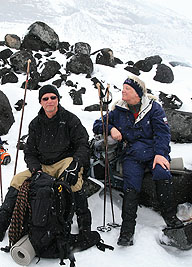 Bengt och Sigbritt på väg upp för moränryggen