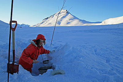 Ann-Marie hämtar vatten