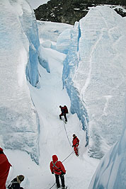 Bland Äventyrsisens sprickor (Svellnosbreen)