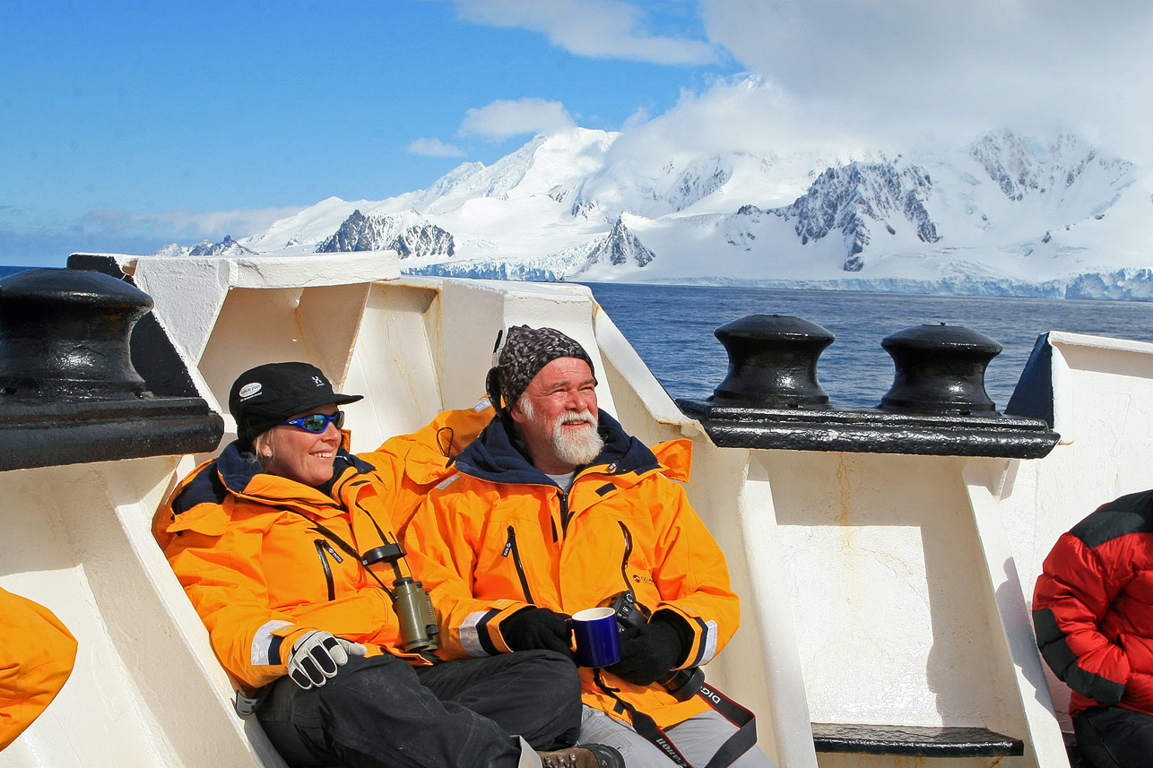 Olle och Katarina njuter med Livingstone Island i bakgrunden