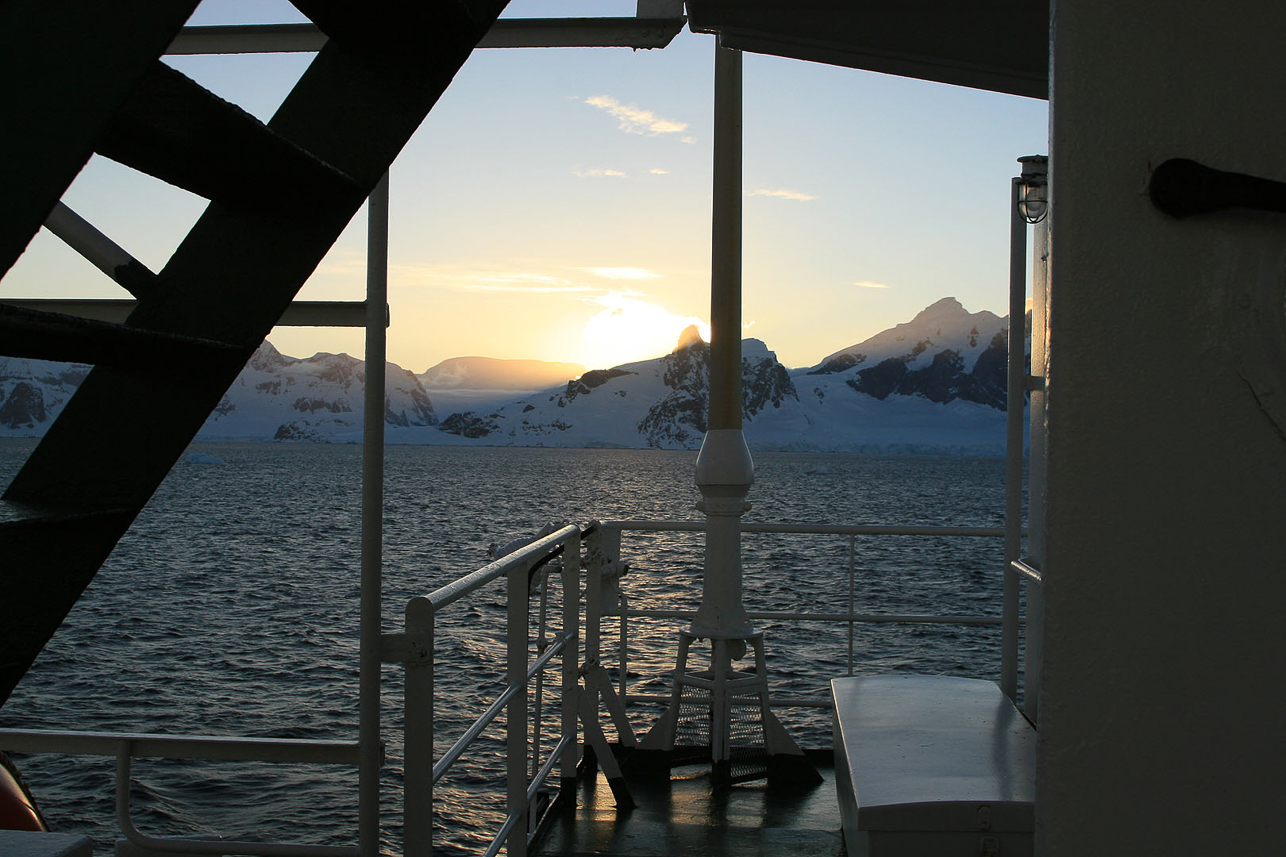 Soluppgång 0400 Gerlache Straits sydostsida