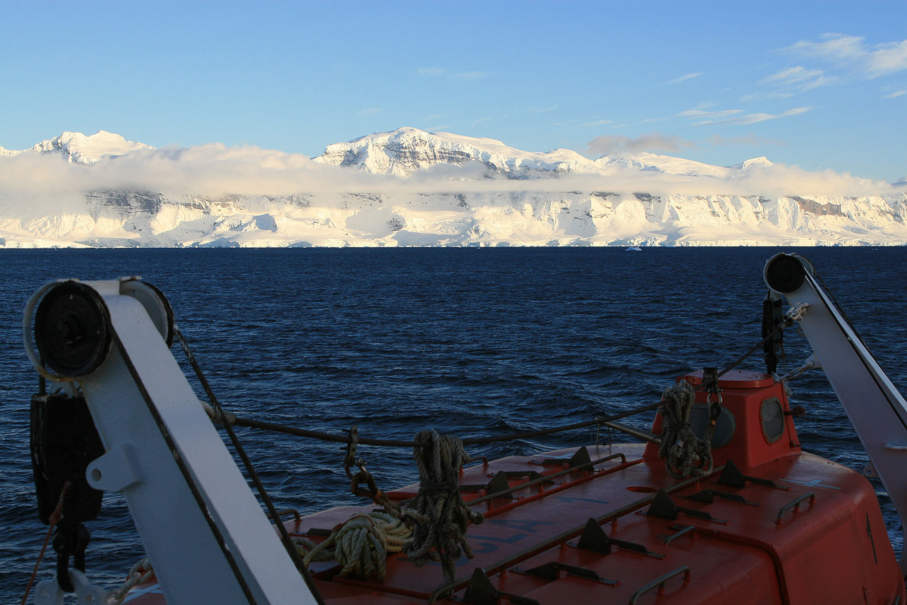 Gerlache Straits nordvästsida i soluppgången