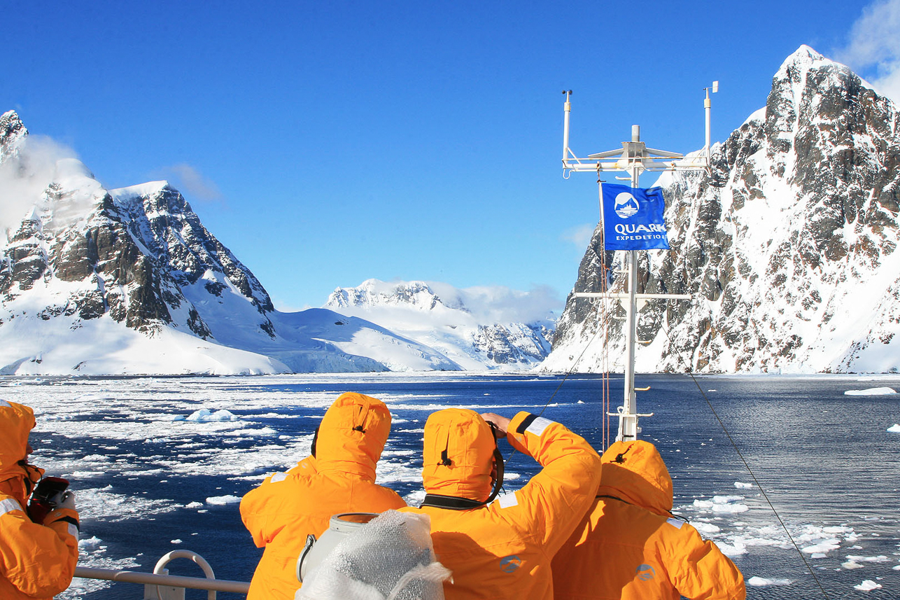 In i Lemairekanalen, Quarks flagga vajar