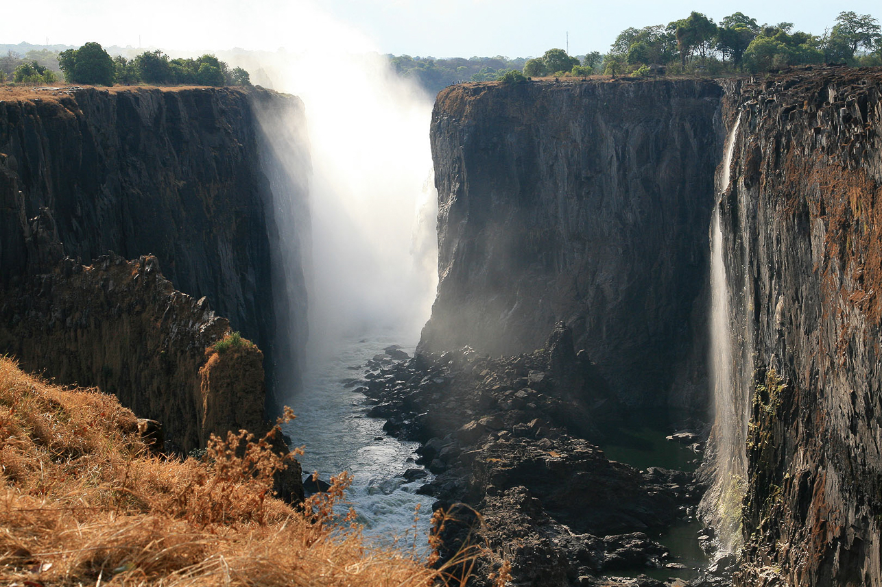 Victoria falls from east, dry on this side (Zambia to the right, Zimbabwe to the left)