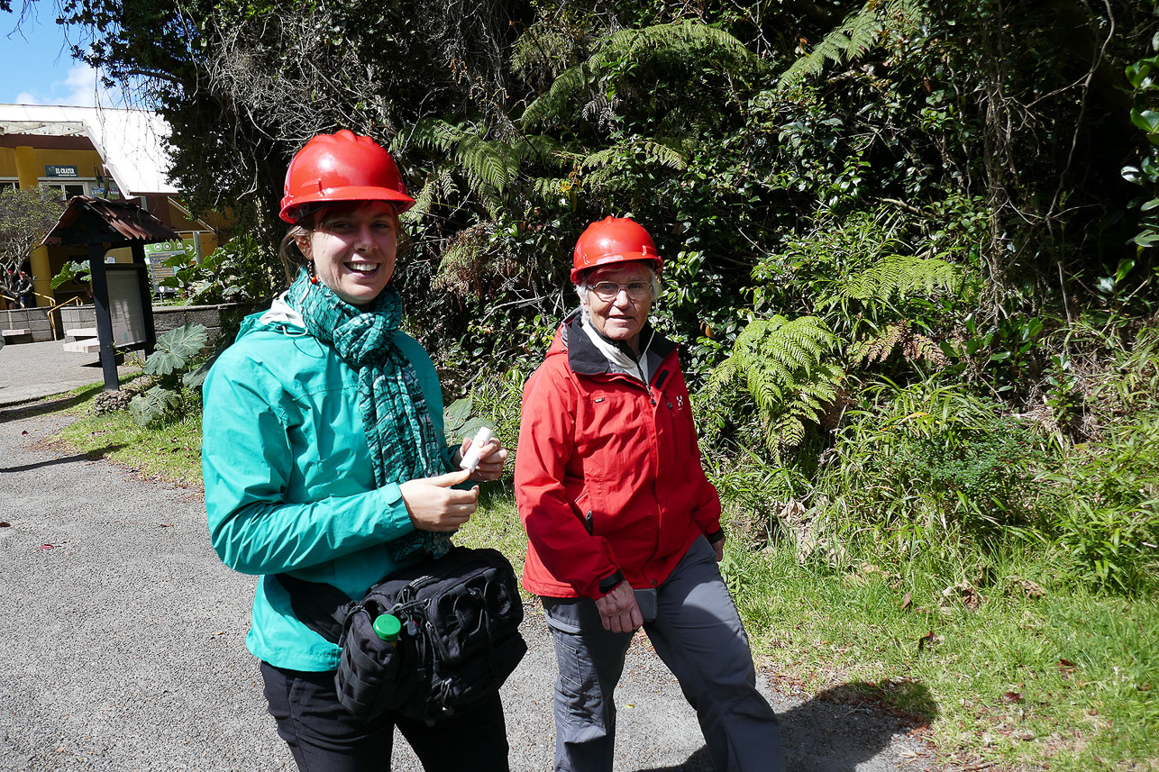 Lydia and Camilla, walking to the rim of the Poas volcano (2708 m)