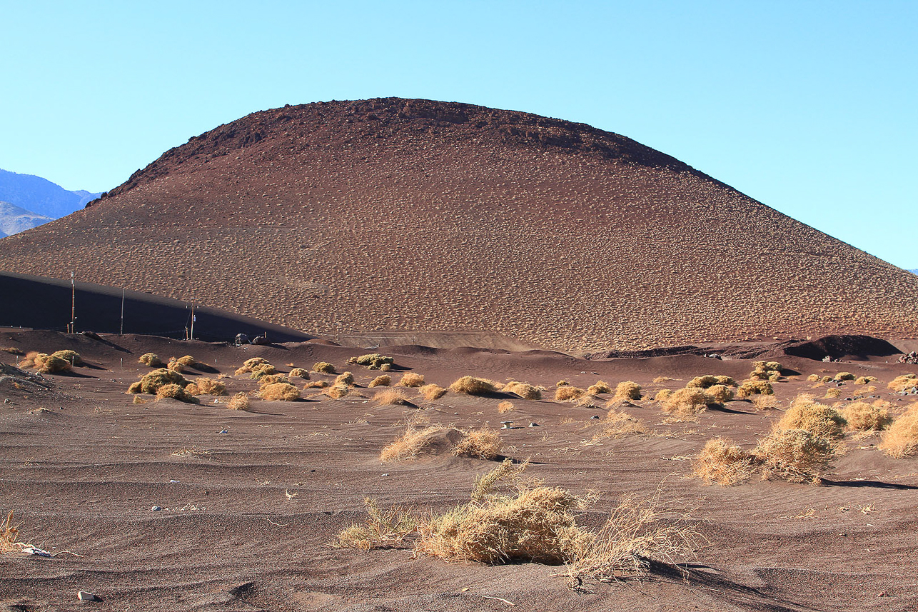 Cinder cone (Red Hill/Cinder Hill) at young lava field (but still 10000 years old)