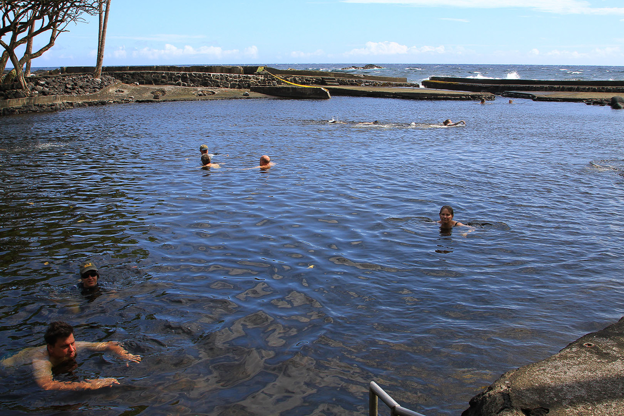 Ahalanui hot tubs with connection to the sea.