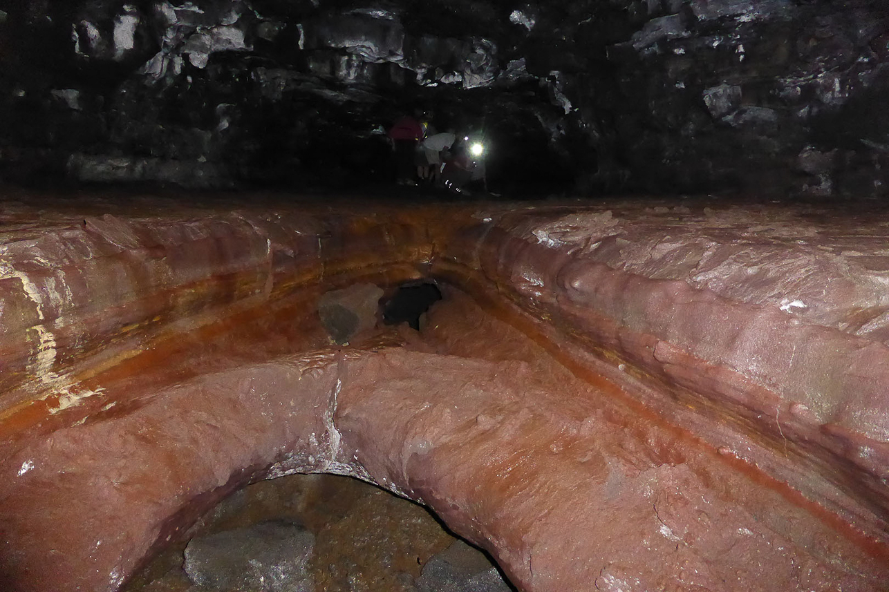 Lava tube with nice bottom.