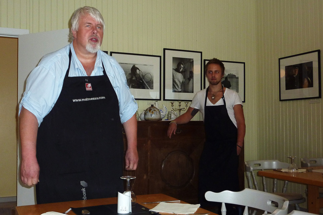 Kocken och föreståndaren Stein Hansen med son lagar en utmärkt fiskmiddag till oss