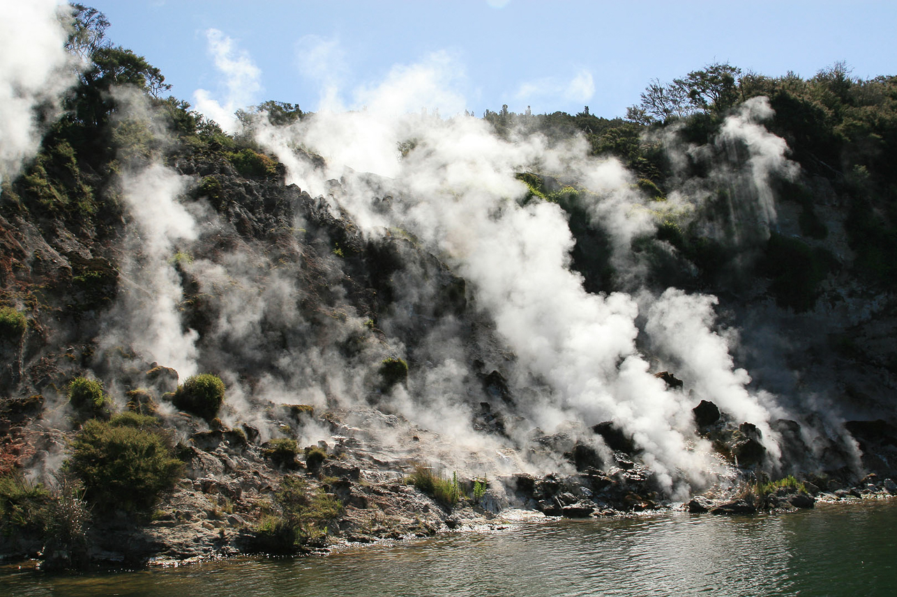 Volcanical activity at Lake Rotomahana, big eruption 1886 which made the lake 20 times bigger