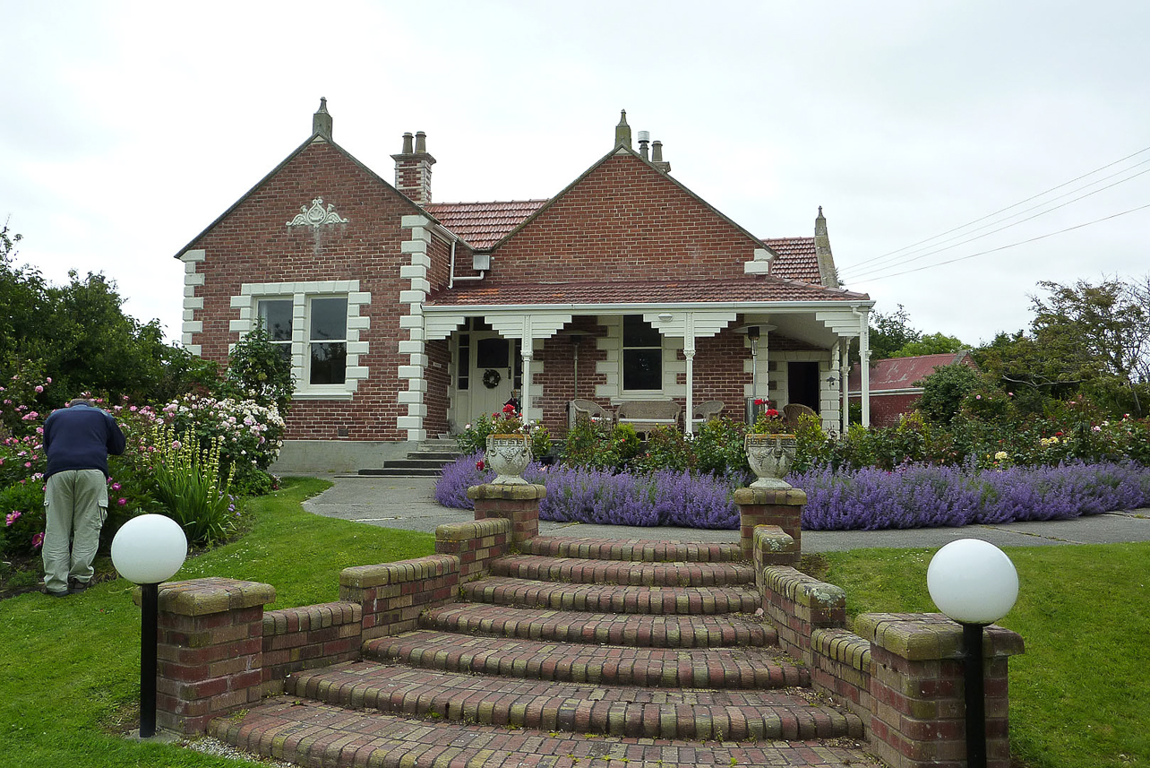 Having lunch in this nice house in Balclutha, on our way to Dunedin