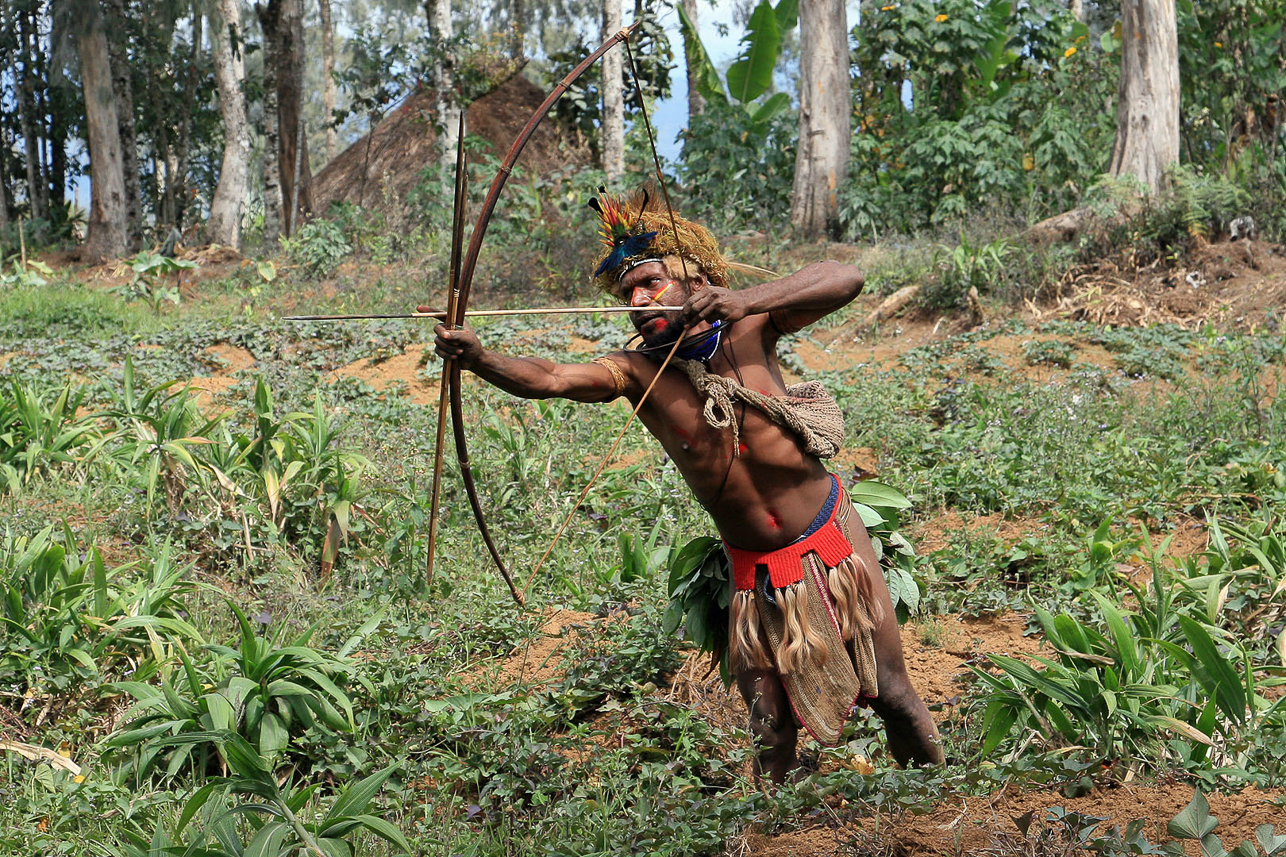 Huli man and bow