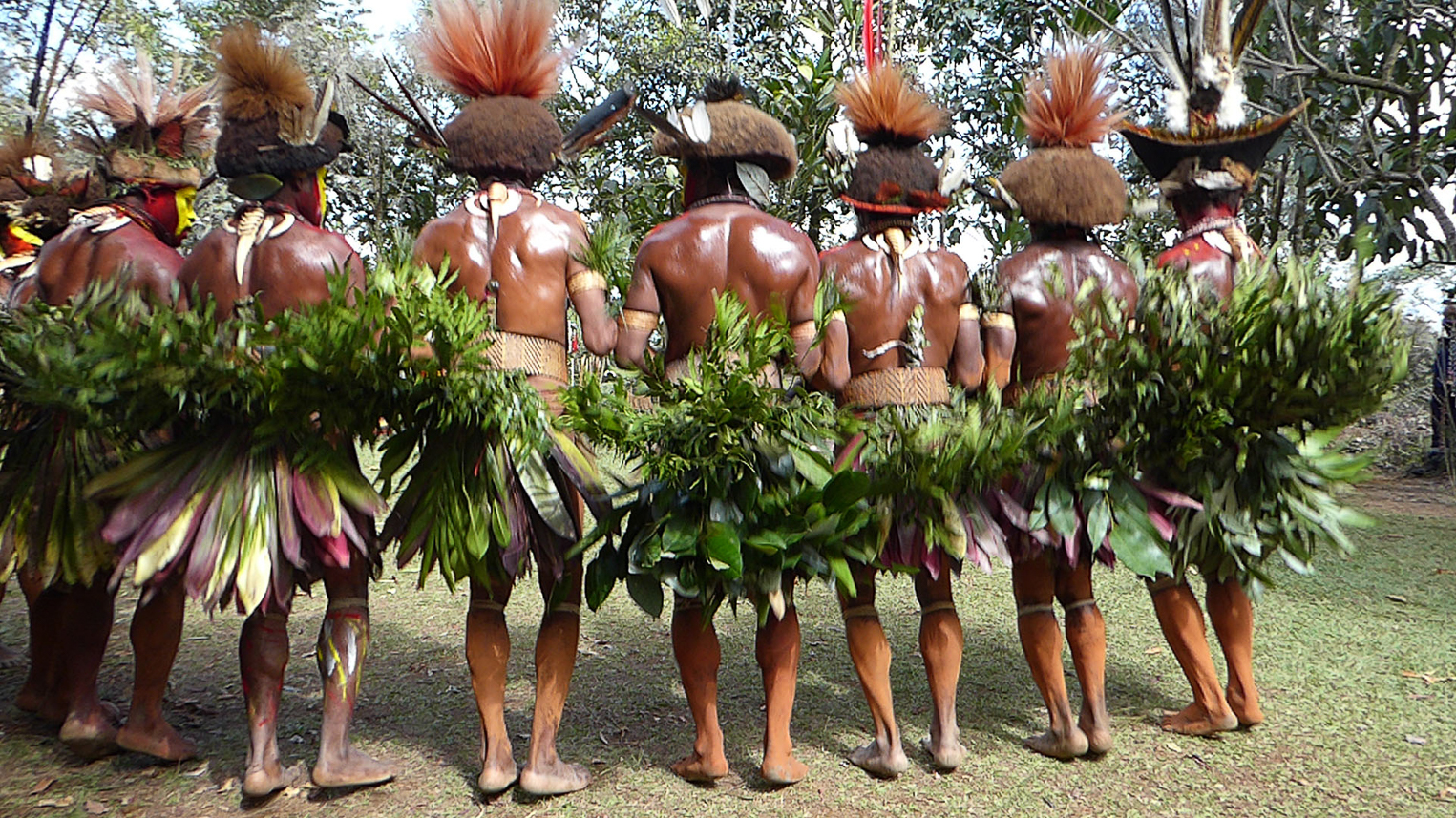 Huli men dance