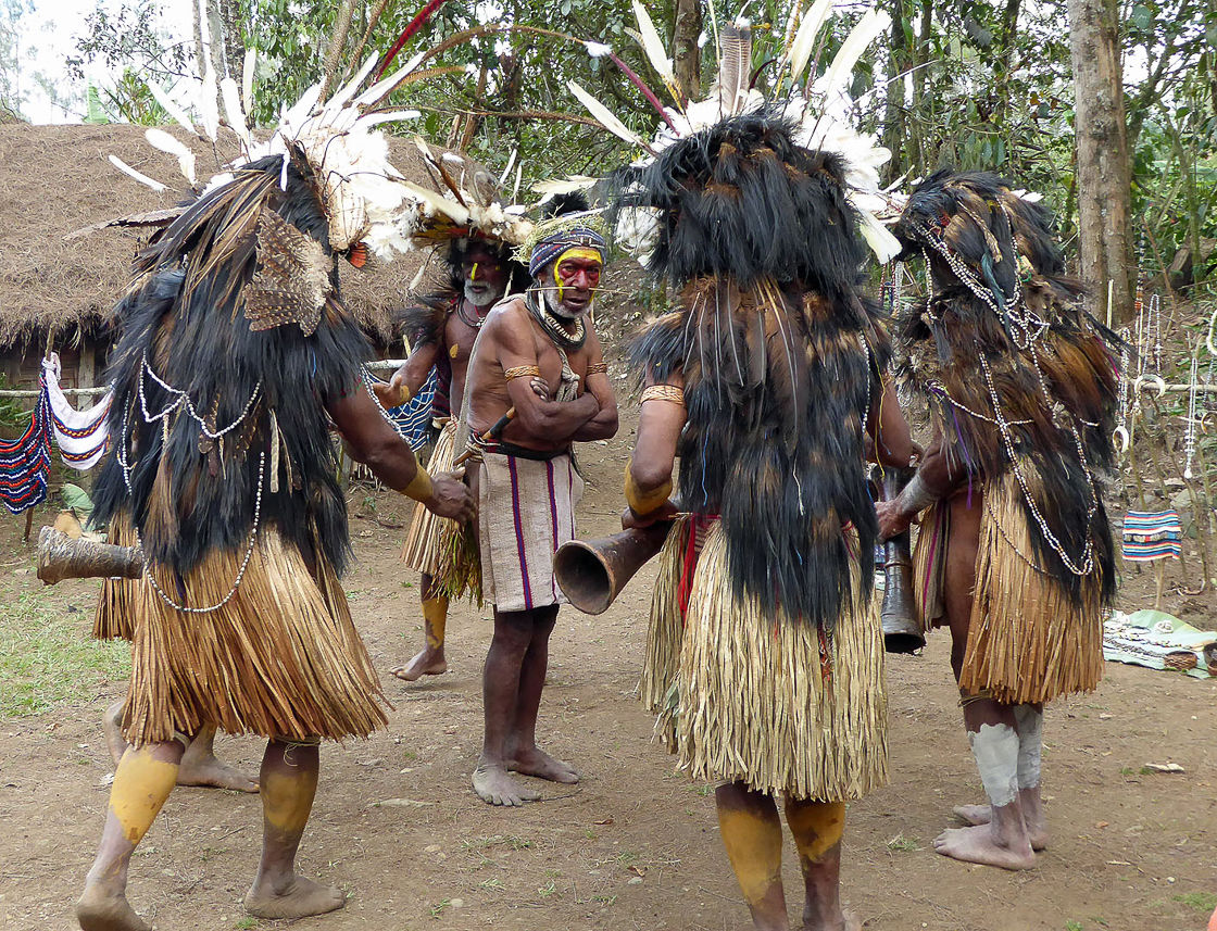 Huli dance with medicin man