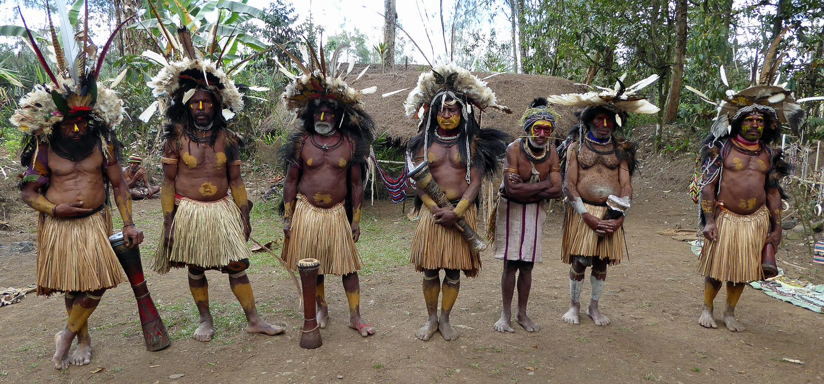 Huli men dance