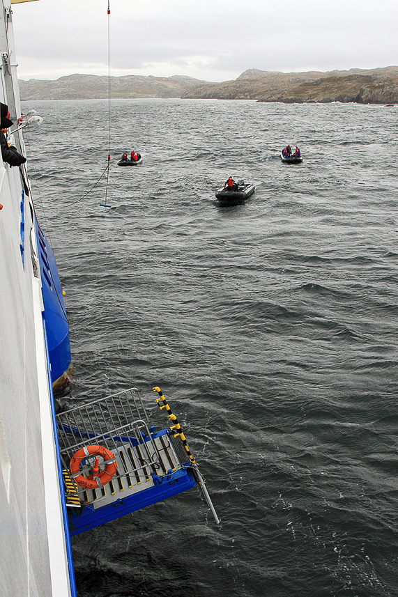 Organizing the boarding in windy weather, in shelter from the ship