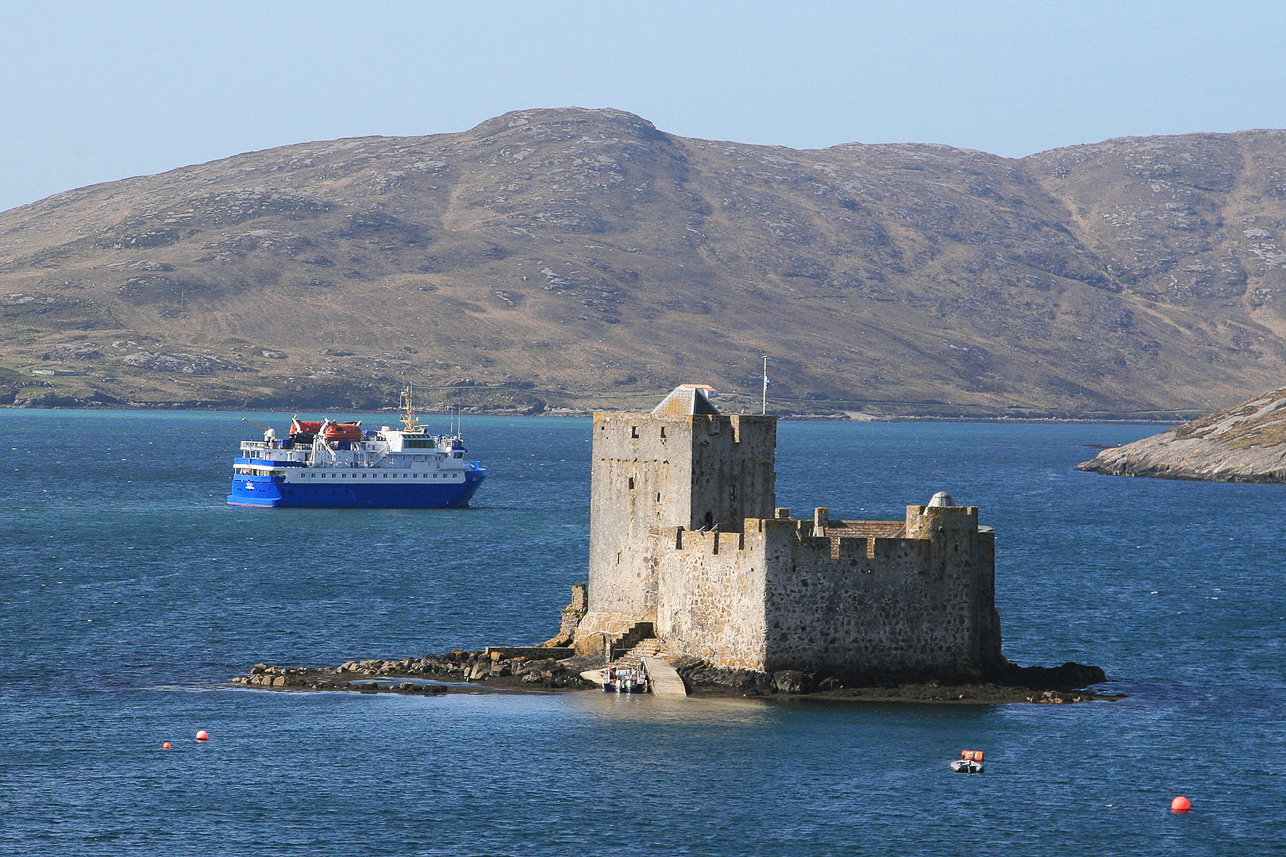 Kisimul castle and our ship