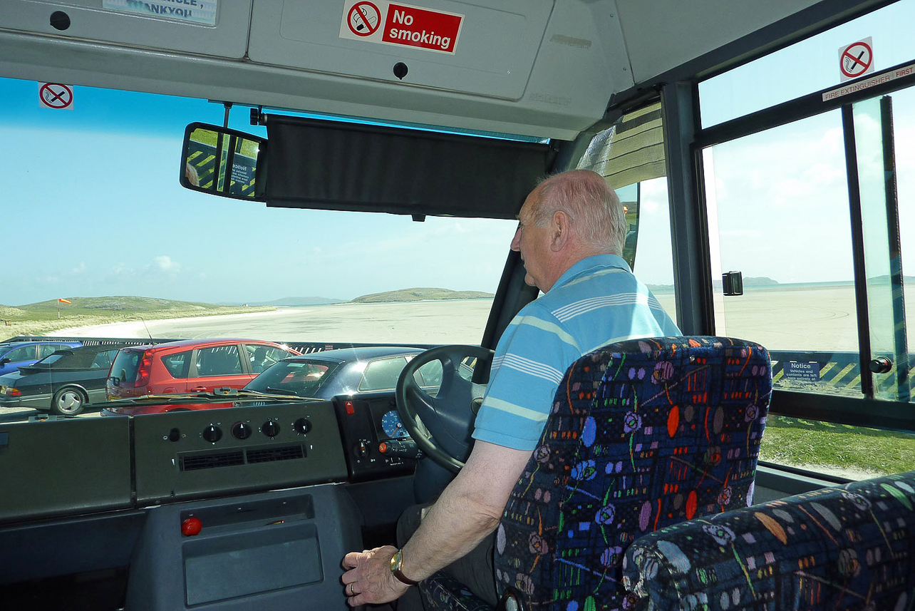 Quickly organized bus tour on Barra, since the waves prevented landing on other islands. Here at the airport of Barra, using the "land" created by low tide