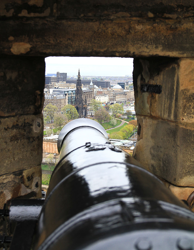 Inside Edinburgh castle. The monument is a suitable target?