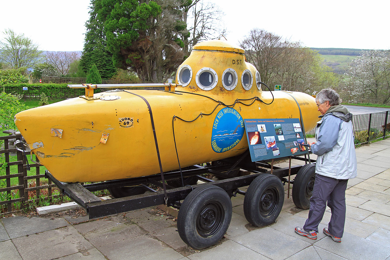 Loch Ness submarine, trying to find Nessie