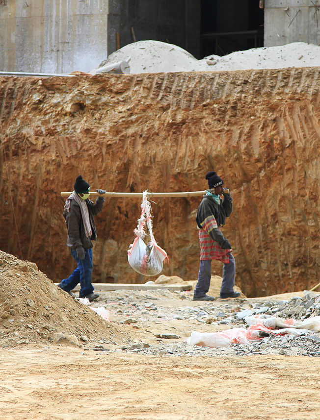 Indian workers carrying stones for the building of the throne of the statue (is it neccessary?).