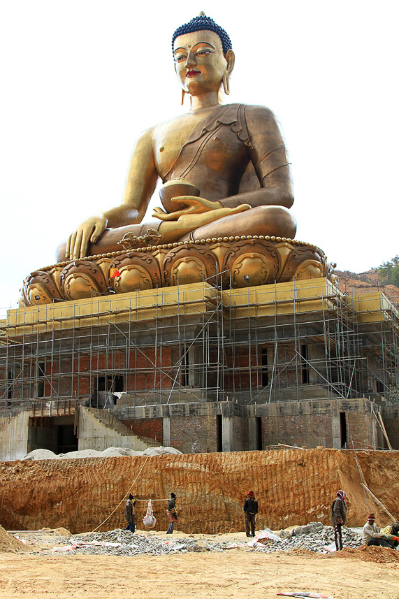 Buddha statue (to be ready in 3 years ?) and Indian workers. The throne is 19 meter high, and will have meditation halls. 125  000 small Buddha bronze statues will be put into the statue and throne. The Buddha is 42 meter high. (Sometimes you can wonder about Buddha statues).