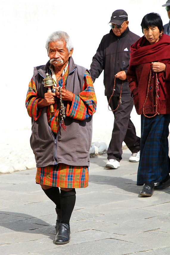 Old man performing the kora at Thimpu Memorial Chorten.