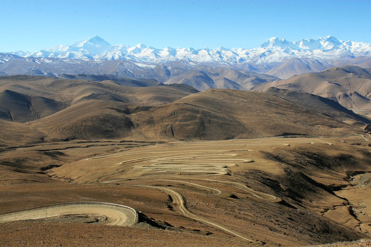 The winding road to Everest, going down from 5200 to 4100 meter and then up again to 5200 m. The road is 100 km long, with rough surface, and 20 km/h.