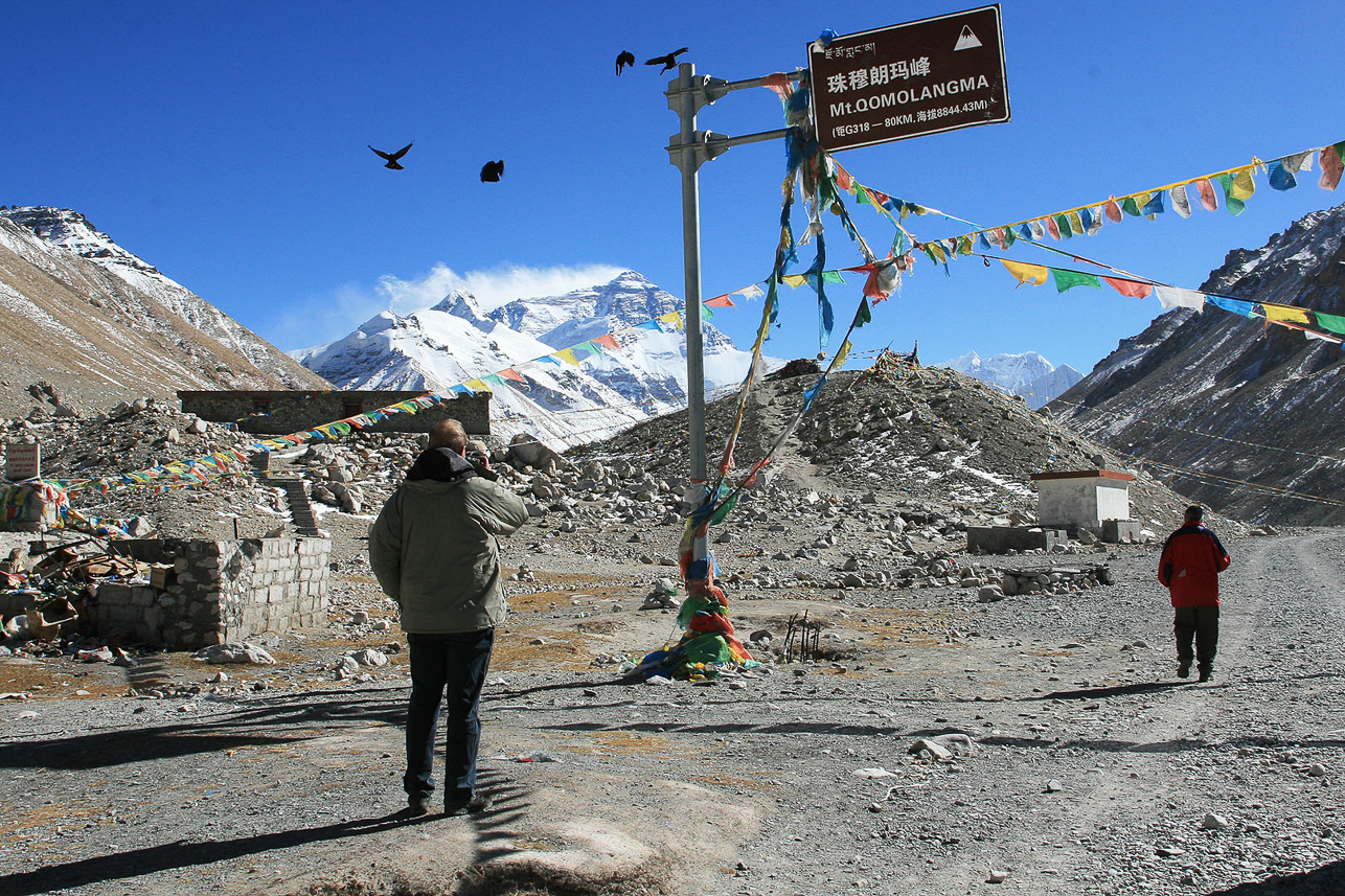 At the "end station" at 5200 m after having passed the "tourist" base camp. Chomolungma is the Tibetan name of Everest.