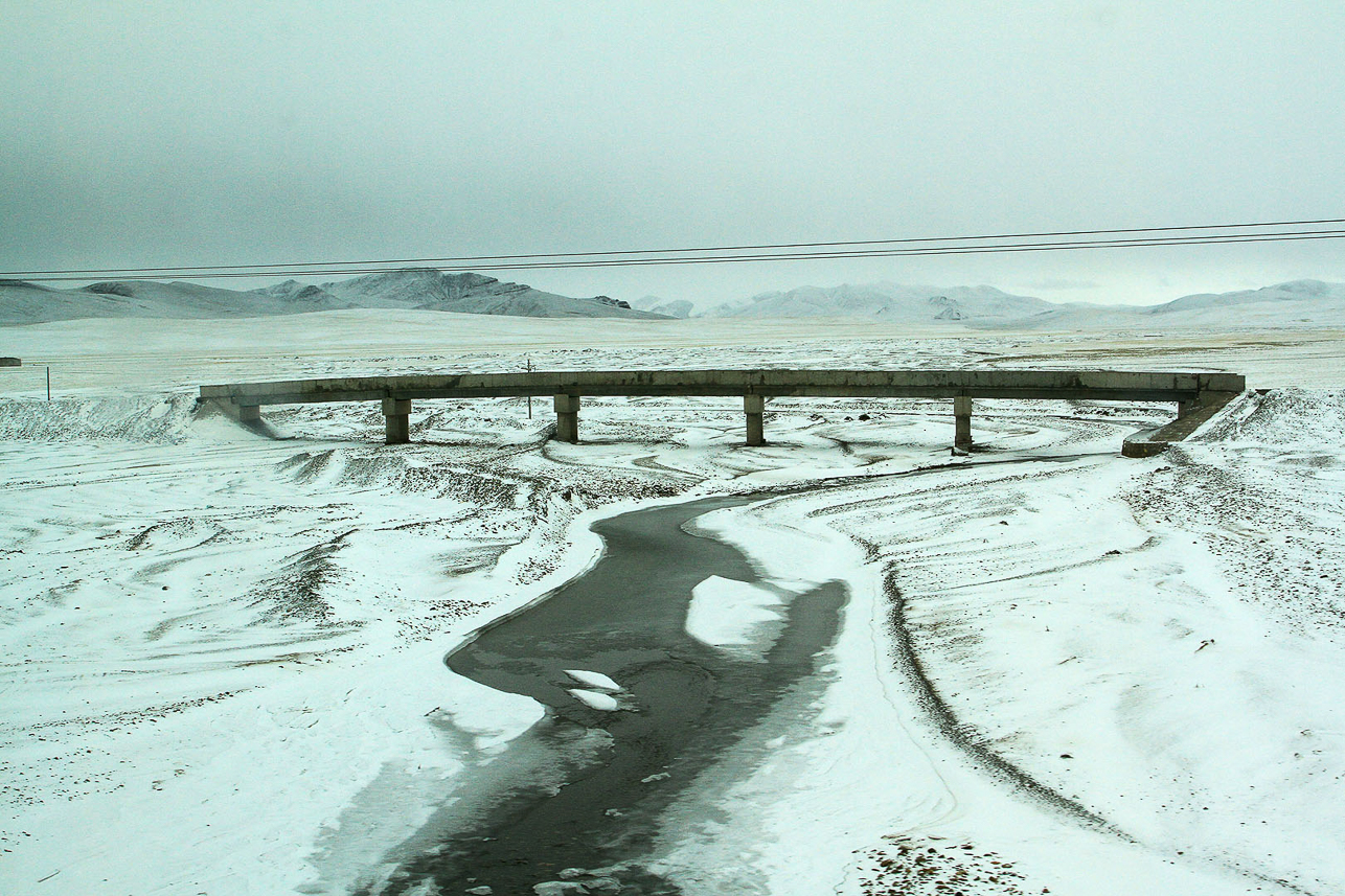 Tibetan landscape on 5000 m, road bridge.