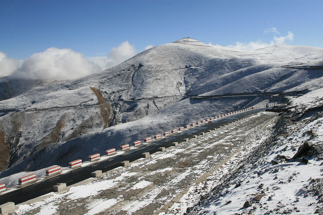 On the road to Yamdrok Lake, approaching the pass on 4800 m.