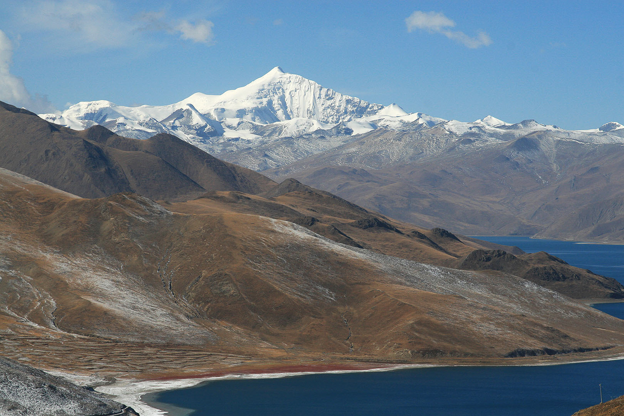 Yamdrok lake and Norin Kang mountain, 7200 m.