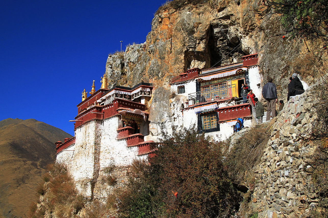 Drak Yerpa monastery, 4500 m. It has been (and still is) a center for meditation in the caves. Started with king Songtsen Gampo in the 7th century. It was destroyed during the cultural revolution, but is being restored.