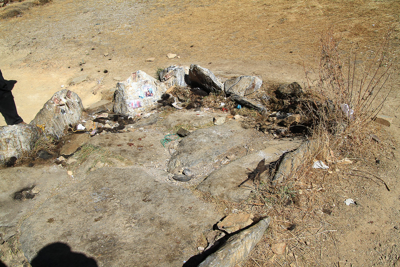 Place for sky burial, cutting the body in parts and giving them to the vultures. Sky burial is common in Tibet (and Bhutan).