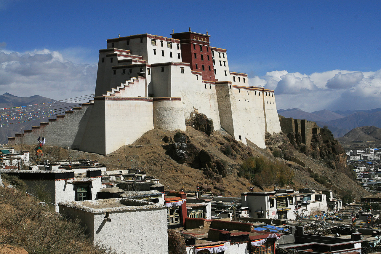 Shigatse Dzong, originally built 1621. The Dzong was destroyed completely during the Cultural Revolution 1961 but was rebuilt in 2007 at the same location, although smaller.