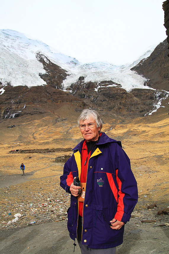 Camilla geocaching at Kharola glacier, 5000 m.