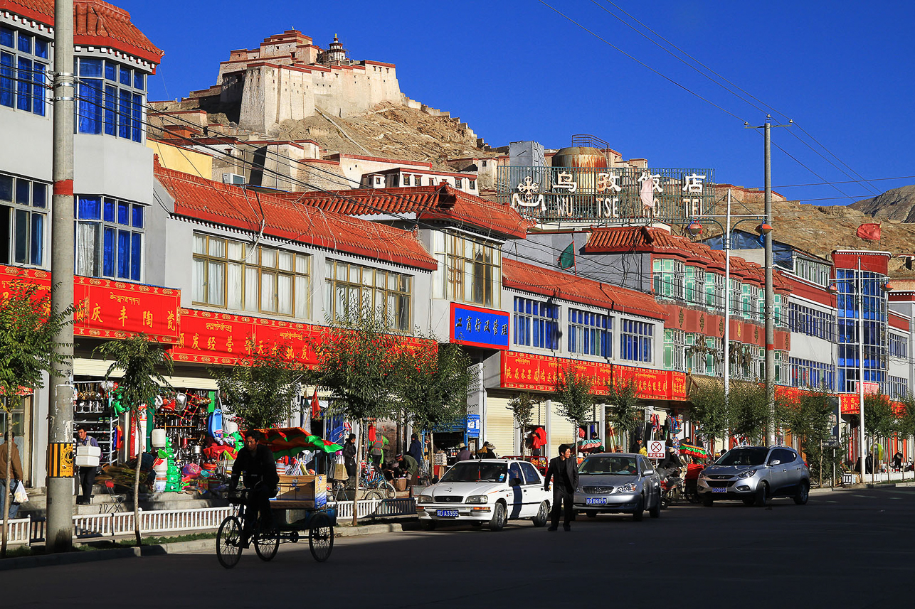 Street in Gyantse and the fortress from the 14th century on the hill.