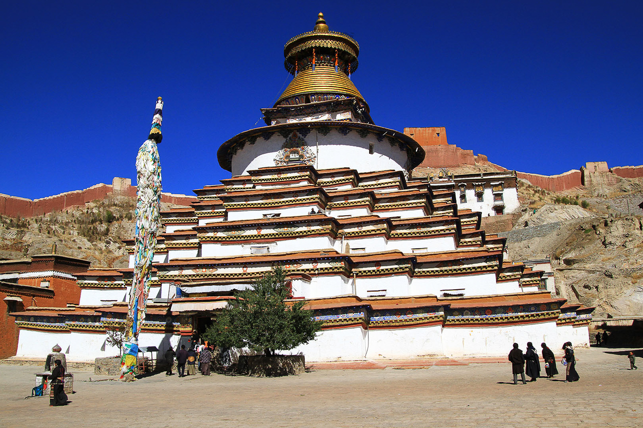 Kumbum, the largest in Tibet with 108 chapels, at Gyantse monastery. (Kumbum = building with a number of chapels containing religious images). 108 is a holy number.