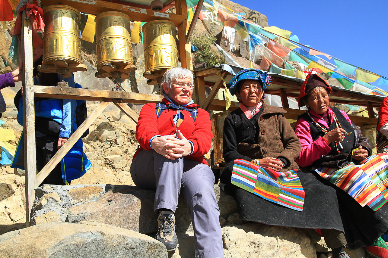 Camilla and some Tibetan woman, taking a rest during the kora around Tashilunpo monastery.