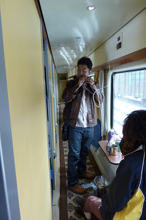 Many Chinese people used the oxygen hoses. Some Swedes felt very bad, which was not convenient on this train.