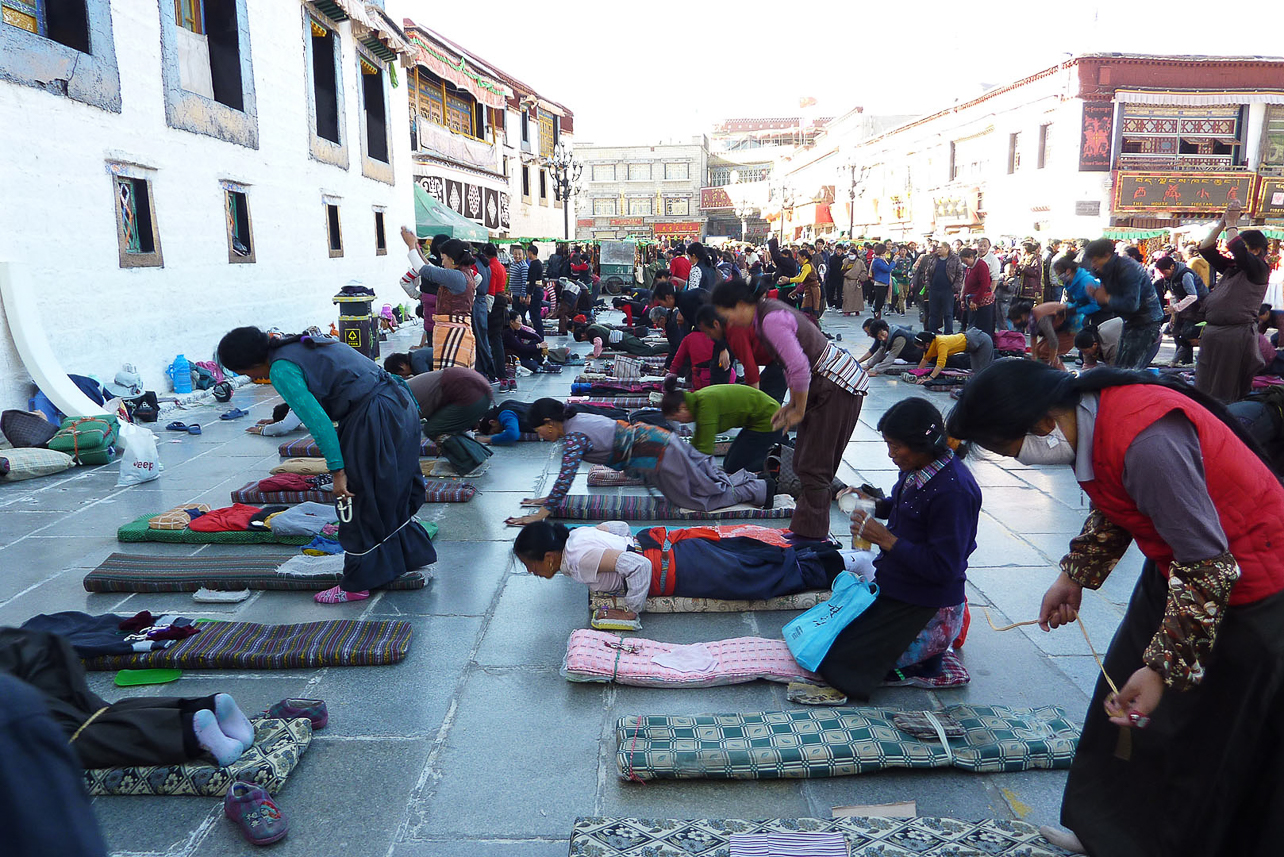 Prostrating people in front of the holy Johkang temple.