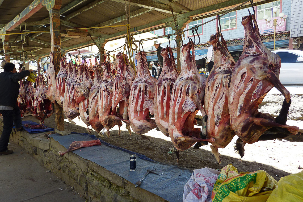 Market in Shigatse.