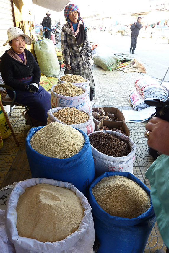 Market in Shigatse.