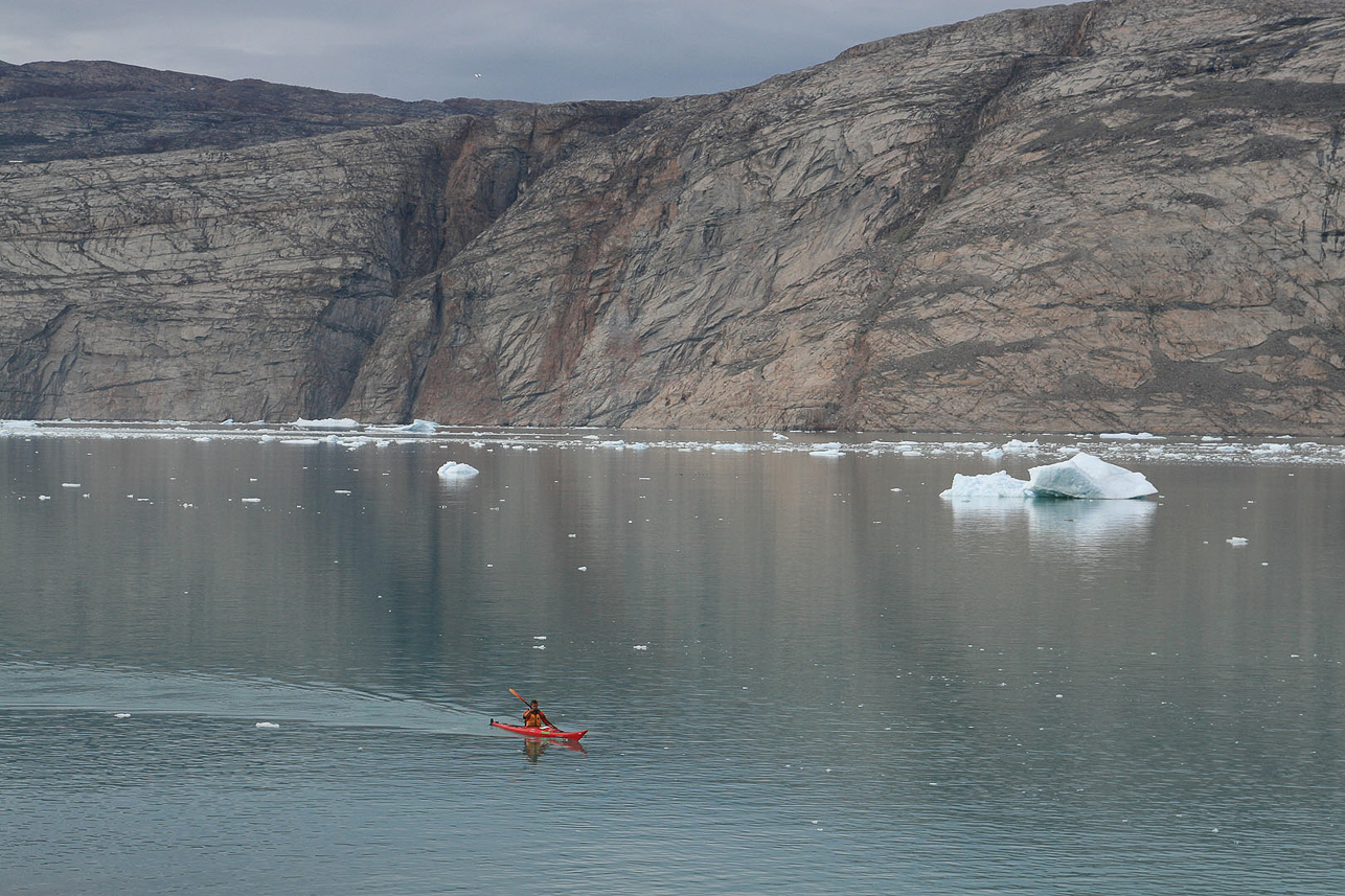 Glenn hämtar vatten på andra sidan fjorden