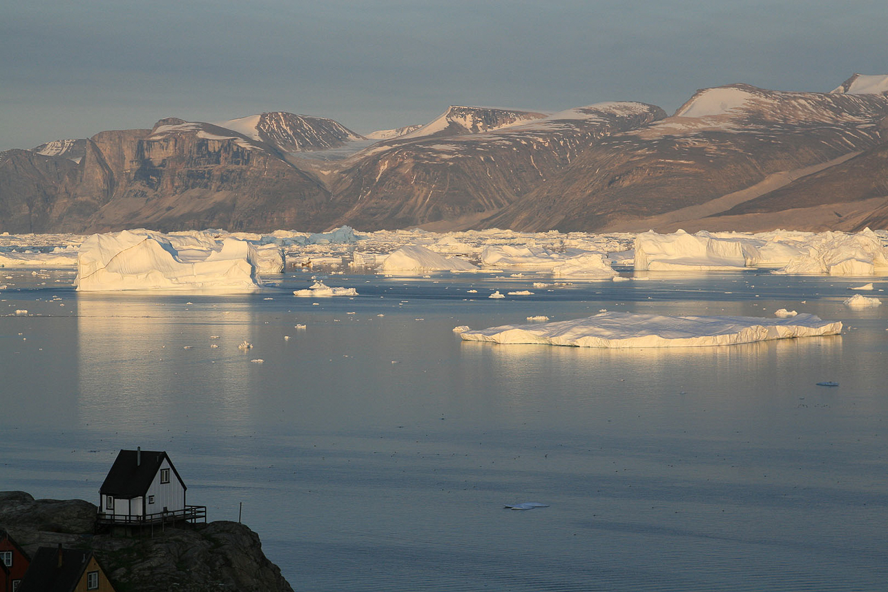 Utsikt över fjorden vid midnatt