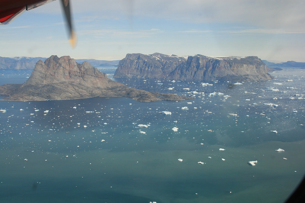 Vi ser ner över Uummannaq och Storön